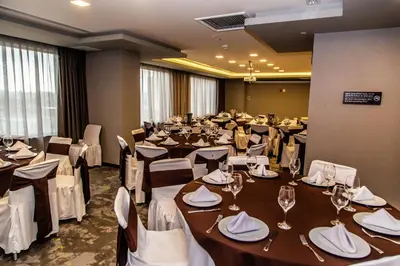 Un restaurante o sitio para comer en Hampton Inn & Suites By Hilton Puebla