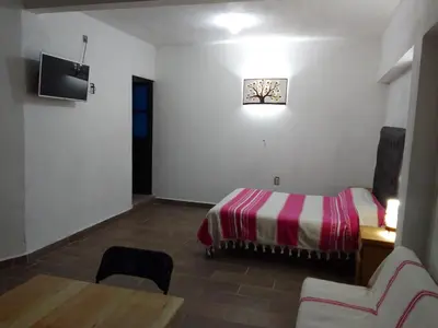 Una televisión o centro de entretenimiento en Hospedaje Casa Cortés - Recamaras de Descanso en Tepoztlán Mor