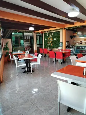 Un restaurante o sitio para comer en Hotel Villa De Las Flores