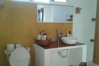 Un baño de Casa Colibrí Agua Blanca