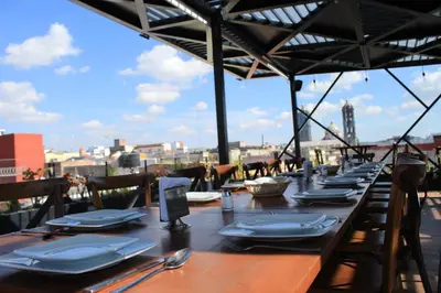Un restaurante o sitio para comer en Hotel Diana