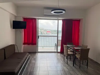 Una televisión o centro de entretenimiento en Hermosa Suite Torres Gemelas