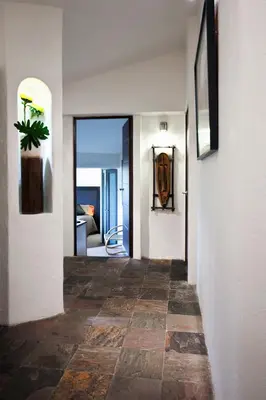 Una televisión o centro de entretenimiento en Aztic Hotel and Executive Suites