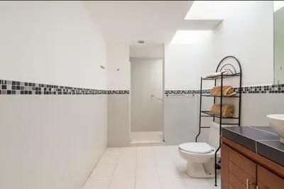 Un baño de Casa Grande, Cómoda y con Seguridad - Excelente Ubicación