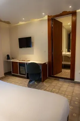 Una televisión o centro de entretenimiento en Flor de Mayo Hotel & Restaurant
