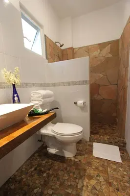 Un baño de Hotel Villa Mozart y Macondo