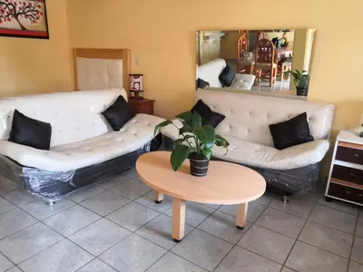 Zona de estar de BONITO y AMPLIO DEPARTAMENTO con JARDÍN 