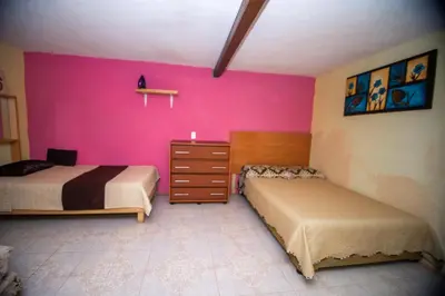 Cama o camas de una habitación en BONITO y AMPLIO DEPARTAMENTO con JARDÍN 