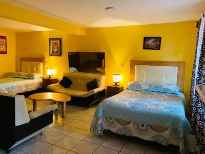 Cama o camas de una habitación en BONITO y AMPLIO DEPARTAMENTO con JARDÍN 