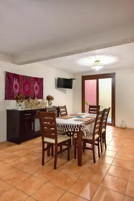 Una televisión o centro de entretenimiento en La Casita del Abuelo Bonita Casa de Cantera y Adobe