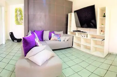 Una televisión o centro de entretenimiento en FABULOSA CASA Centro Cuernavaca Alberca Privada Climatizada