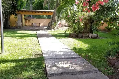Jardín al aire libre en FABULOSA CASA Centro Cuernavaca Alberca Privada Climatizada
