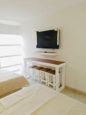 Una televisión o centro de entretenimiento en Hotel acapulco y suites mediterrane