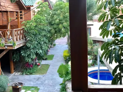Jardín al aire libre en Cabañas La Finca