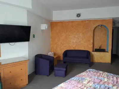 Una televisión o centro de entretenimiento en Hotel Inn Sur