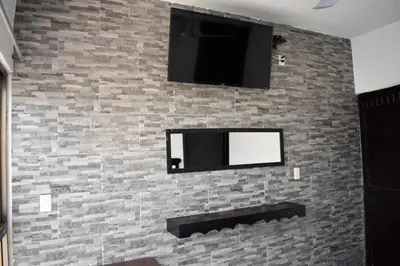 Una televisión o centro de entretenimiento en HOTEL LOS PINOS CENTRO