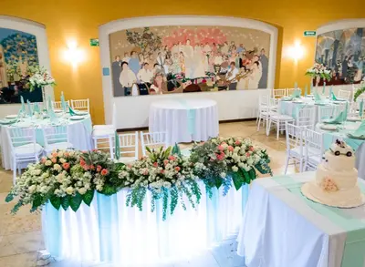 Un restaurante o sitio para comer en Hotel Real de Naturales