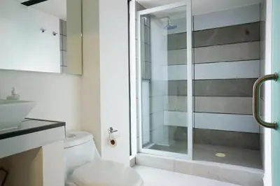 Un baño de The Dear