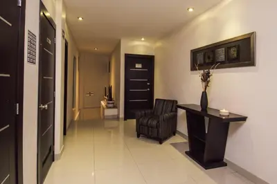 Una televisión o centro de entretenimiento en Hotel Majova Inn Xalapa