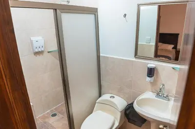Un baño de Hotel Don Nino