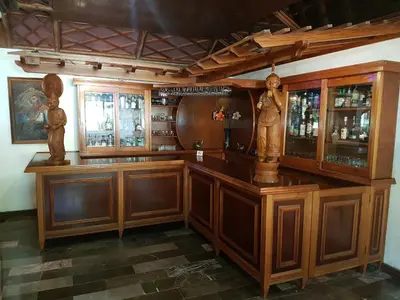 El salón o zona de bar de Hotel El Doral