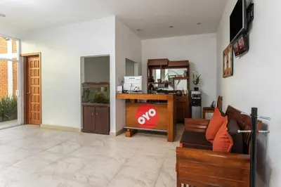 Una televisión o centro de entretenimiento en Capital O Hotel Emperadores Inn, Atlixco