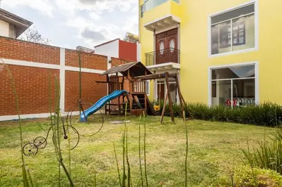 Zona de juegos infantil en Capital O Hotel Emperadores Inn, Atlixco
