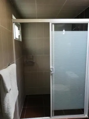 Un baño de CORDIALITY INN