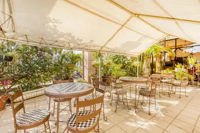 Un restaurante o sitio para comer en Capital O Colina Dorada