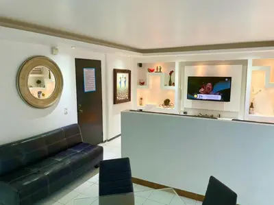 Una televisión o centro de entretenimiento en Acapulco suites Y condominio Mediterrane