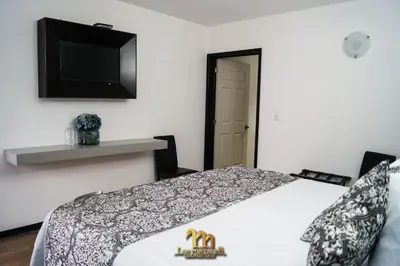 Una televisión o centro de entretenimiento en HOTEL LOS PORTALES CHIGNAHUAPAN