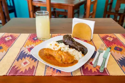 Comida en o cerca de este hotel