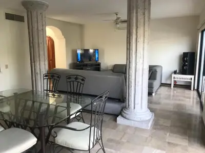 Una televisión o centro de entretenimiento en Villa dentro del Hotel Vidanta Mayan Palace