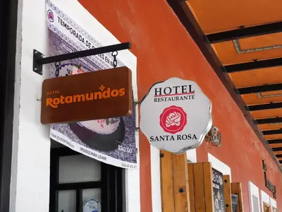 Certificado, premio, señal o documento que está expuesto en Hotel Santa Rosa