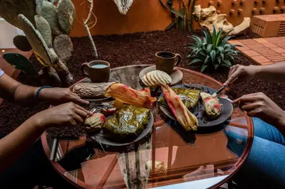 Comida en o cerca de este hotel