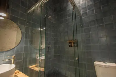 Un baño de Hotel Sin Nombre