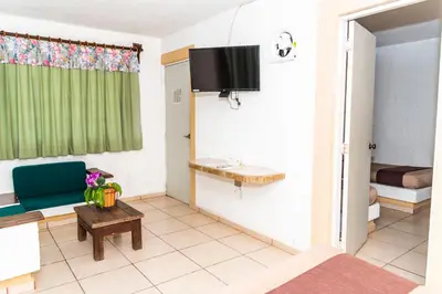 Una televisión o centro de entretenimiento en Hotel Villas Santa Ana