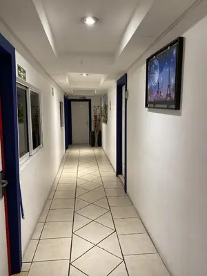 Una televisión o centro de entretenimiento en Hotel Puerto México Aeropuerto