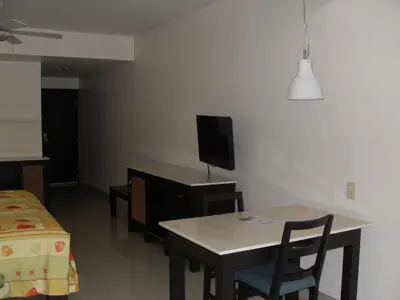 Una televisión o centro de entretenimiento en Hotel Playa Cristal