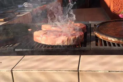 Barbacoa disponible para clientes en la casa o chalet