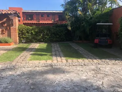 Jardín al aire libre en Un oasis de tranquilidad y diversión familiar