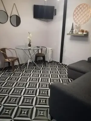 Una televisión o centro de entretenimiento en Suites Viveros Coyoacán I Hospedaje a tu medida