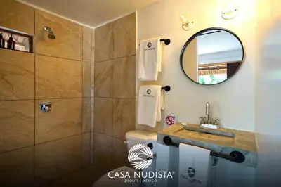 Un baño de Casa Nudista - LGBT Hotel