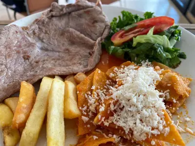 Comida en o cerca de este hotel