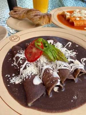 Comida en o cerca de este hotel