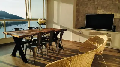 Una televisión o centro de entretenimiento en Departamento con Preciosa Vista al Mar en Acapulco Diamante