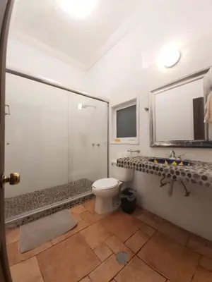 Un baño de Santuario Jardín de la Abundancia