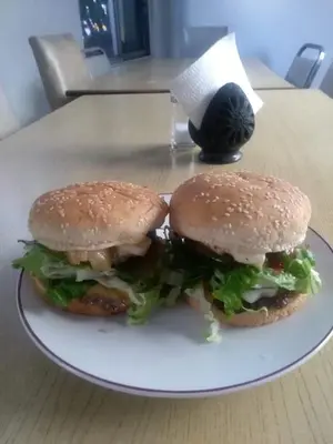 Comida en o cerca de este hotel