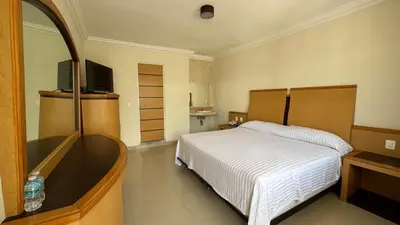 Una televisión o centro de entretenimiento en Hotel Nilo