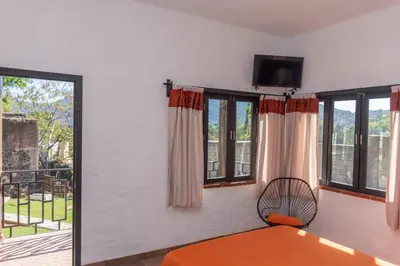 Una televisión o centro de entretenimiento en Hostal Maria Tepozteca